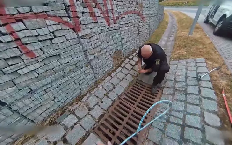Za tohle by se ani MacGyver nemusel stydět, strážníci díky improvizaci zachránili kachňata