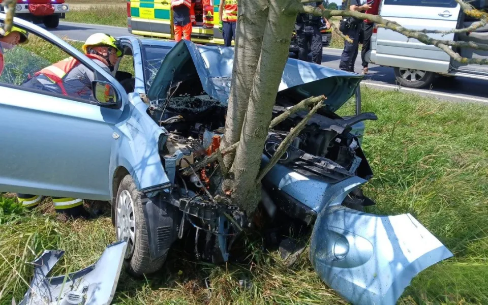 Po čelním nárazu auta do stromu se vážně zranil řidič