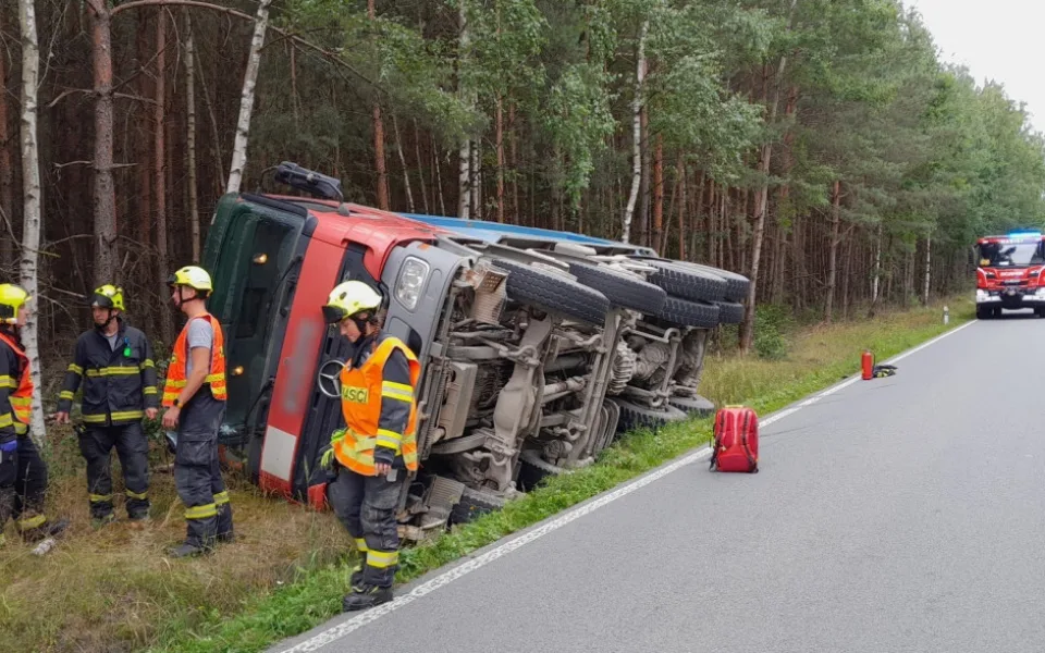 Pod náklaďákem se štěrkem se utrhla krajnice, kolos zůstal na boku v příkopu