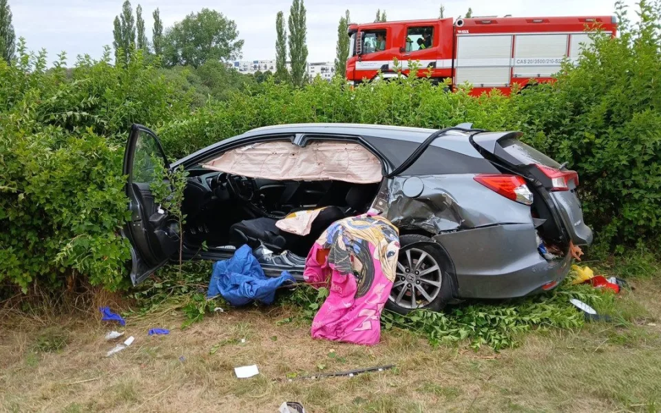 Tři senioři se zranili při čelním střetu dvou osobních aut, jeden muž je ve vážném stavu