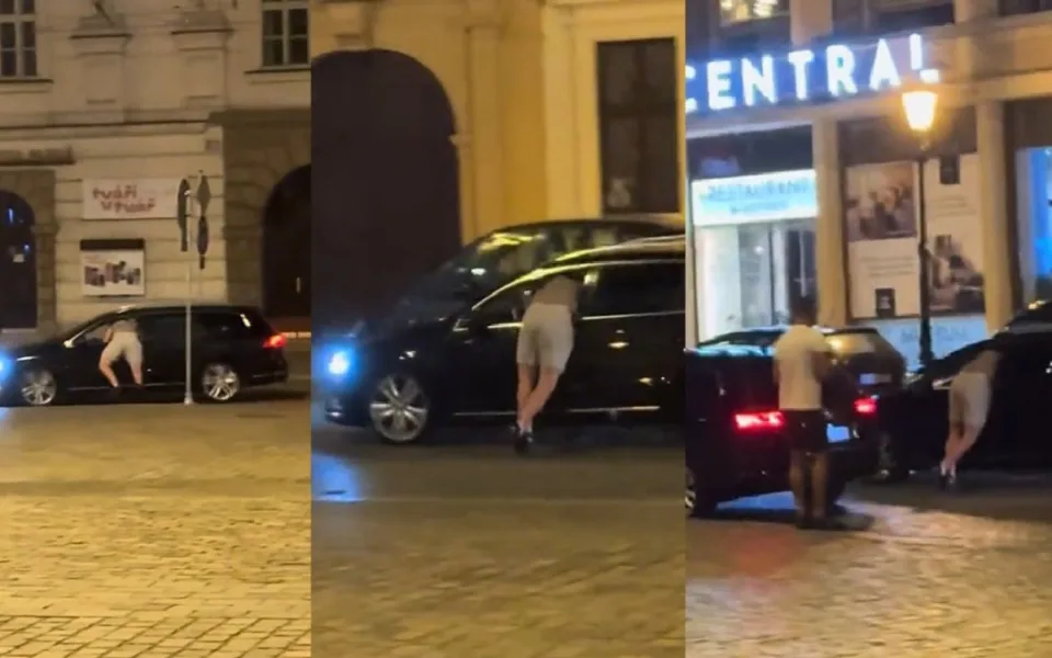 Muž visel z okna dveří u řidiče auta, které zběsile ujíždělo po náměstí Republiky. Policie pátrá po svědcích incidentu