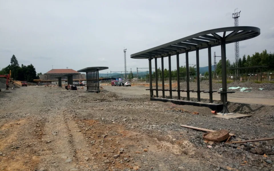 Stavba druhého největšího přestupního terminálu v kraji postupuje, hotovo bude ještě letos