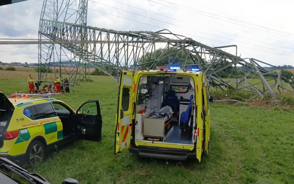 Při pádu stožáru elektrického vedení se vážně zranil jeden muž, letěl pro něj vrtulník