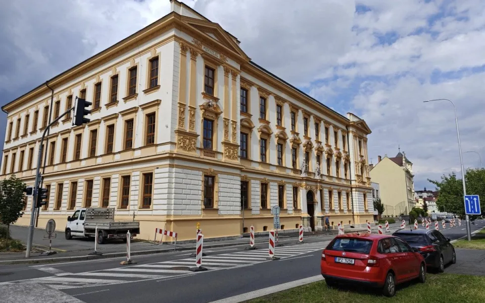 Fasáda historické budovy chlapecké školy září novotou. Má také ochranu proti holubům