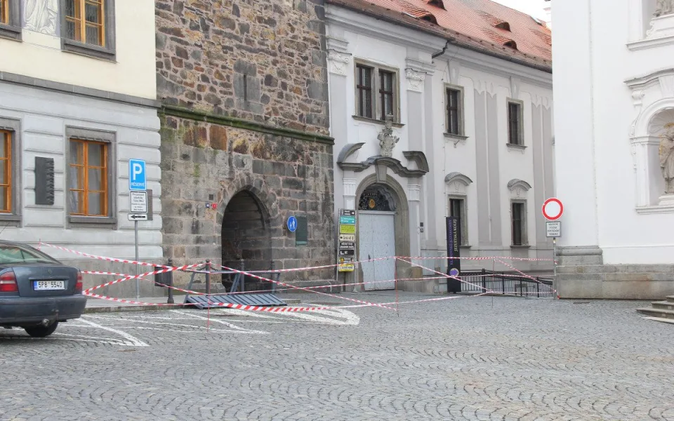 Odstartovaly práce na Černé věži. Kvůli častým sebevraždám uzavře ochoz ochranná síť