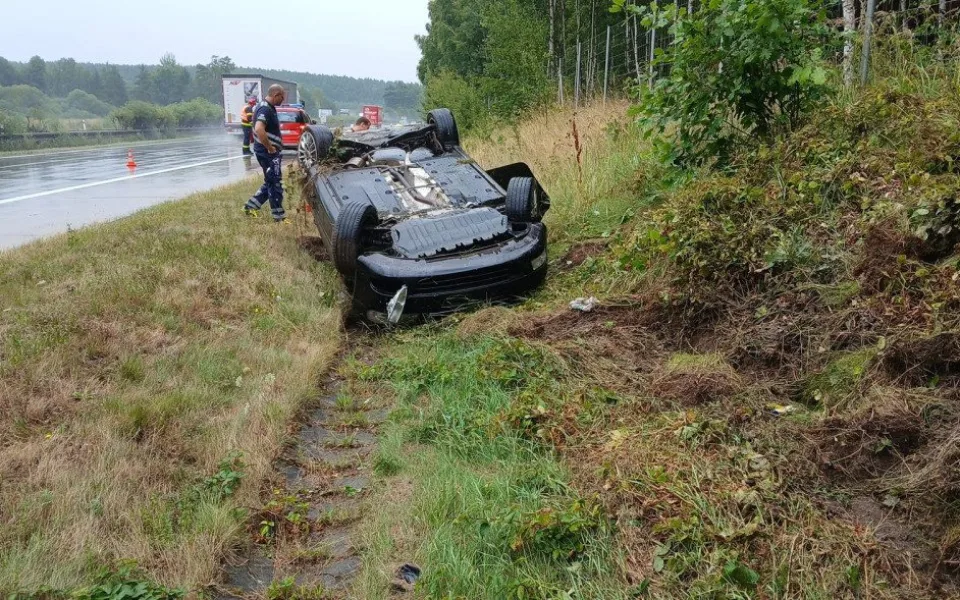 Řidič vylétl z dálnice D5 a skončil na střeše, byl opilý