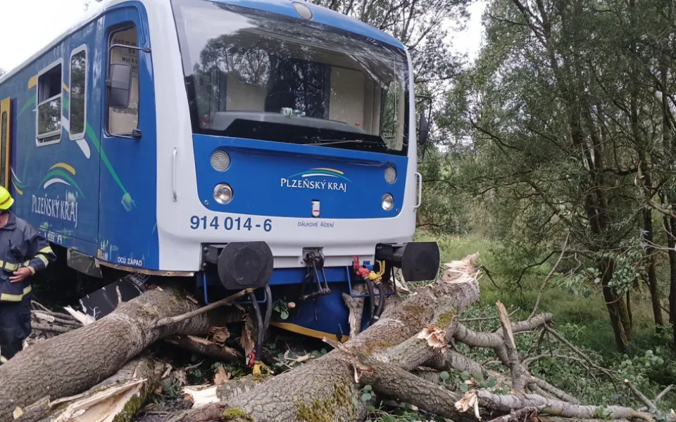 Vlak vykolejil po nárazu do padlého stromu, doprava na železnici stojí