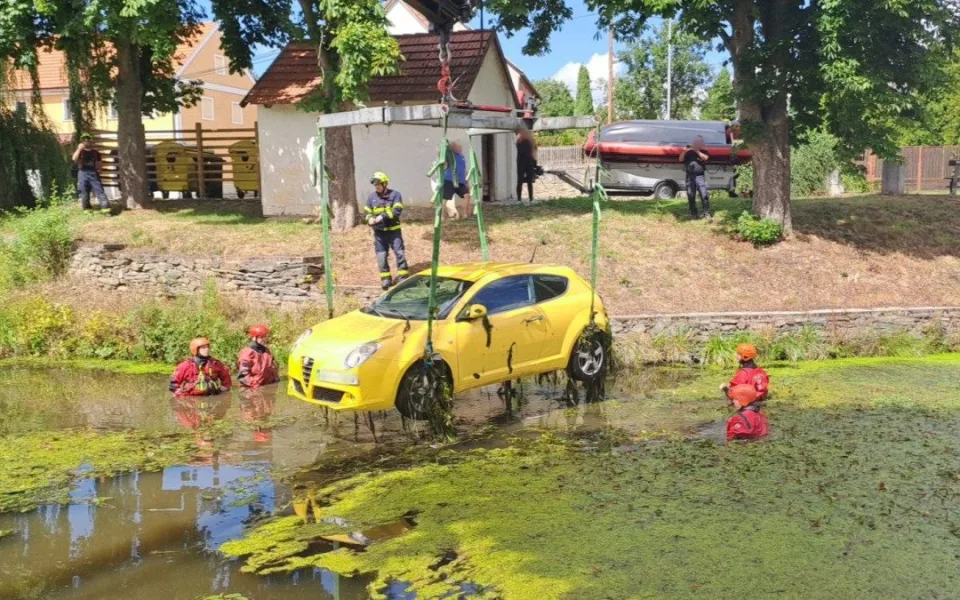 Alfa Romeo se dala do pohybu a skončila v bahně na dně rybníka