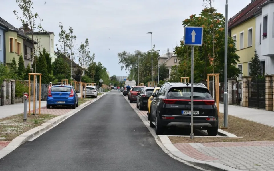Ulice Kapitána Jaroše se opravovala od loňského podzimu. Staré stromy nahradily mladé stromky