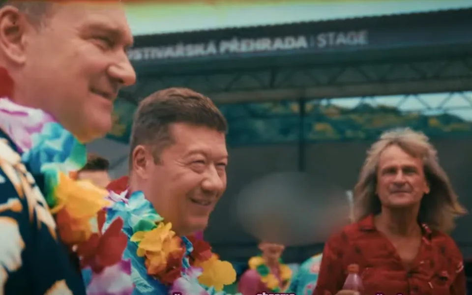 Logo pivovaru Proud se nacházelo na tomto záběru mezi Okamurou a Ševčíkem. V upravené verzi videoklipu už je logo rozostřené