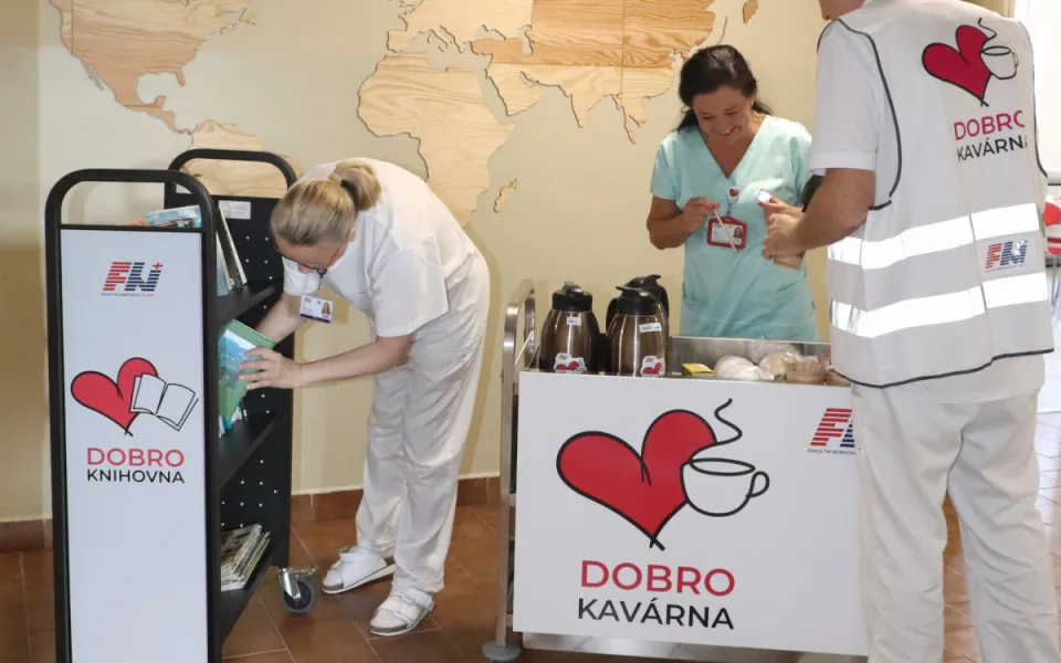 Šálek kávy a k tomu dobrá kniha, fakultní nemocnice rozšiřuje dobrovolnické projekty