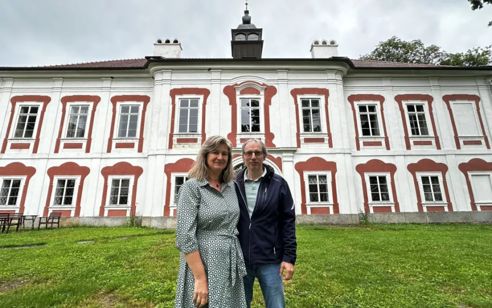Manželé Jitka a František Šperlovi před svým zámkem v Mlázovech na Sušicku