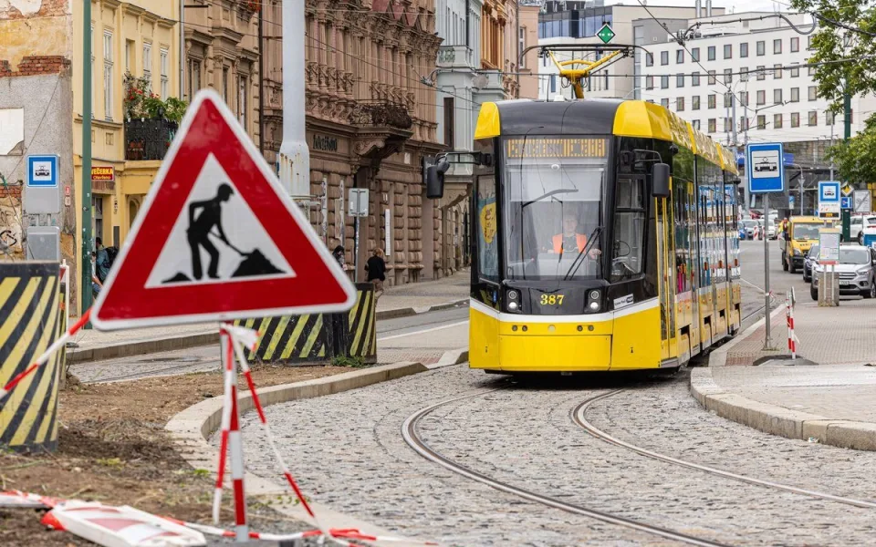 Tramvaje se vrací na koleje U Jána. Plzeň dokončila opravu ve frekventované křižovatce