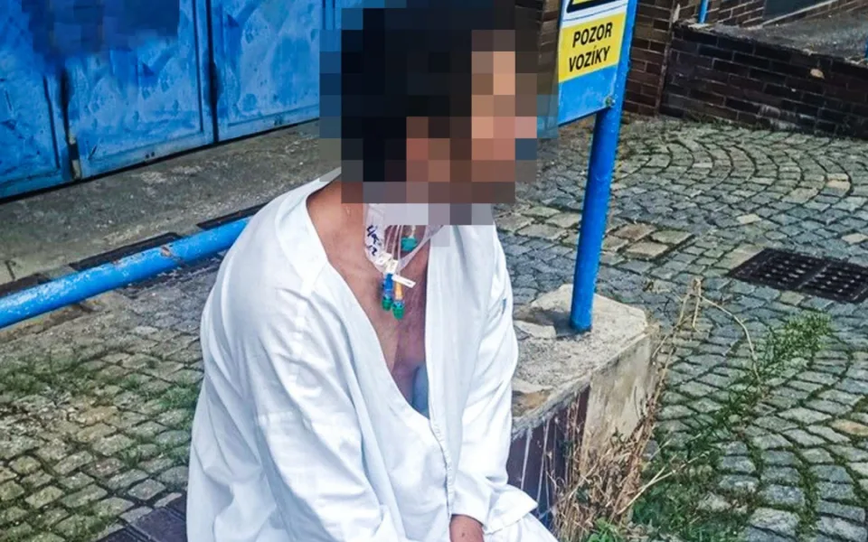 Po chodníku bloumá muž v pyžamu a z krku mu trčí hadičky, hlásili svědci na policii