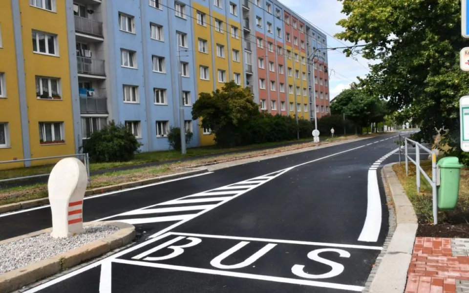 O jednu dopravní stavbu méně. Do opravené ulice Na Dlouhých už se komplet vrátila doprava
