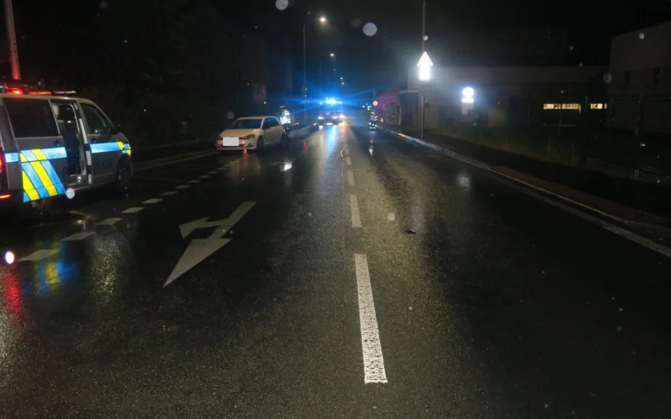 Žena seděla na silnici uprostřed noci, dvě auta se jí vyhnula, třetí jí přejelo