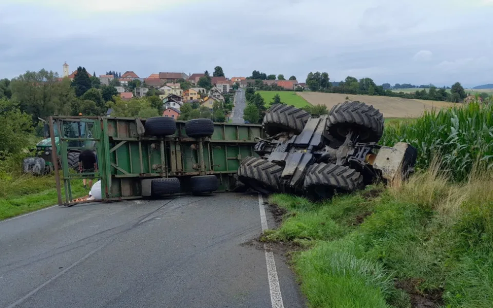 Převrácený traktor zcela zablokoval provoz na silnici u Plánice