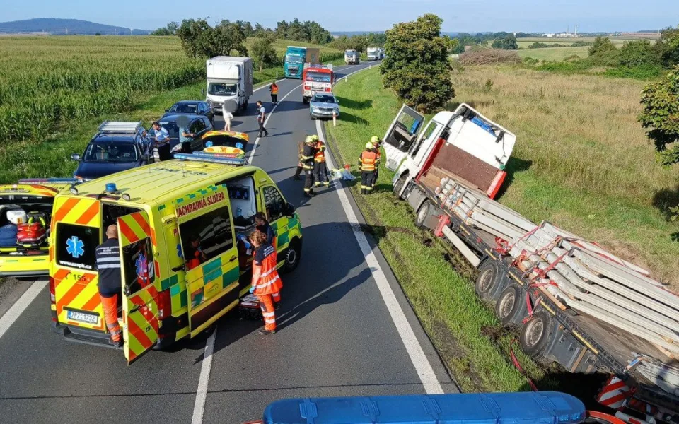 Cizinec zkolaboval za volantem kamionu a havaroval. Záchranáři řidiče několik minut oživovali