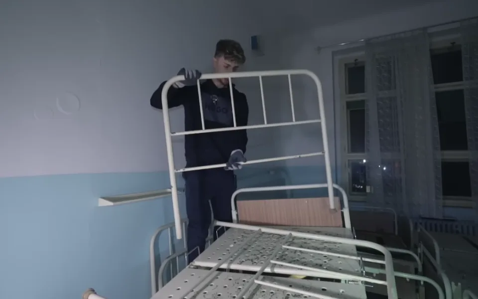 Youtuber točil videa z opuštěných objektů a kradl v nich. Nemocnici v Plané zplundroval