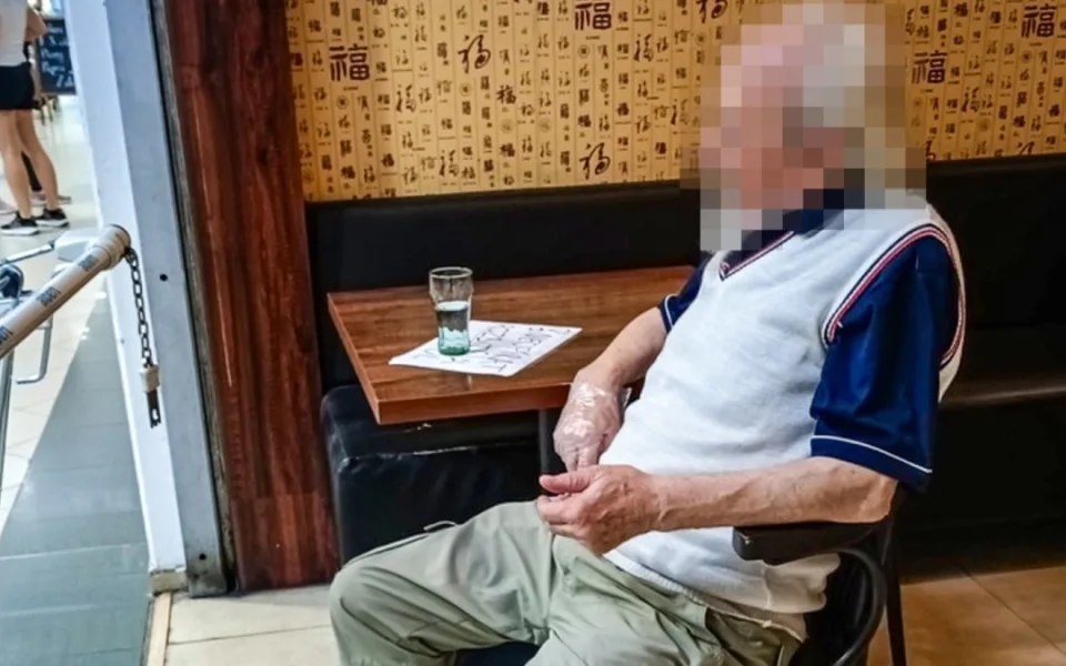 Bolí mě na hrudi, opakoval senior, kterému se udělalo špatně v hypermarketu