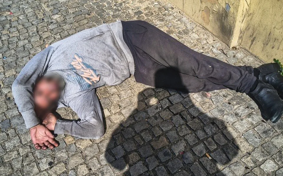 Muž ležel uprostřed chodníku jako mrtvola a děsil kolemjdoucí