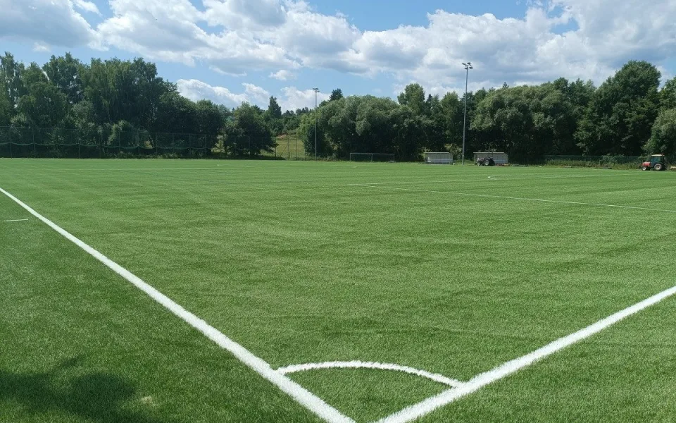 Nová umělá tráva otevírá Tachovu cestu do vyšší fotbalové soutěže