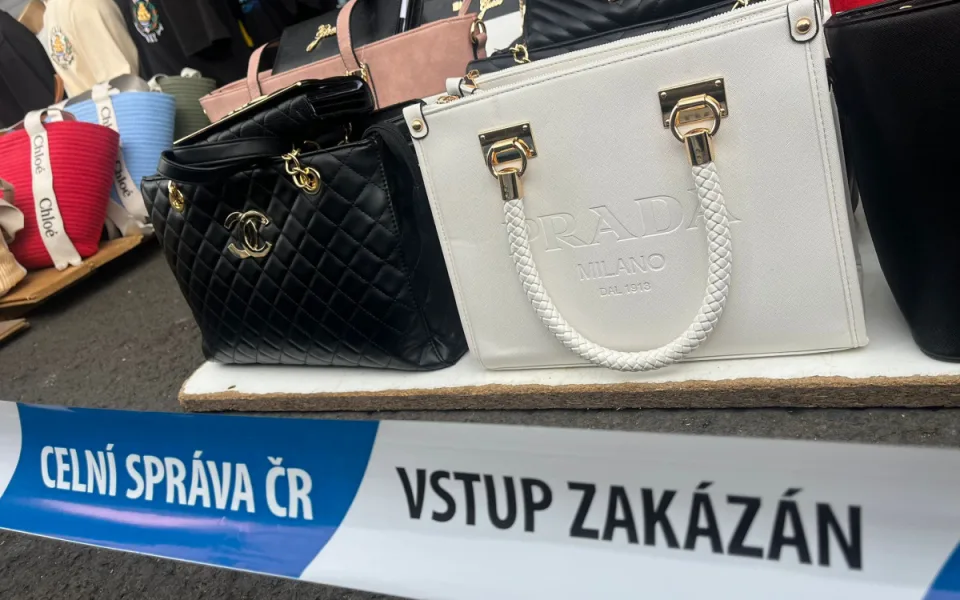 Celníci si při velké razii došlápli na trhovce. Zabavili tisíce padělků luxusního značkového zboží