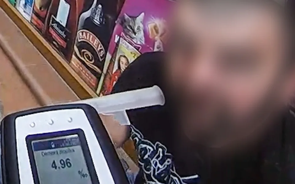 Rekordman měl v krvi téměř pět promile alkoholu a spokojeně seděl na parapetu večerky