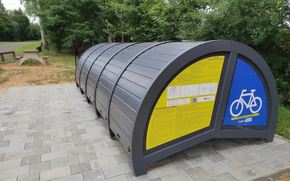 V ulicích města jsou nové modro-žluté cykloboxy. Lidé doufají v pořádné zabezpečení