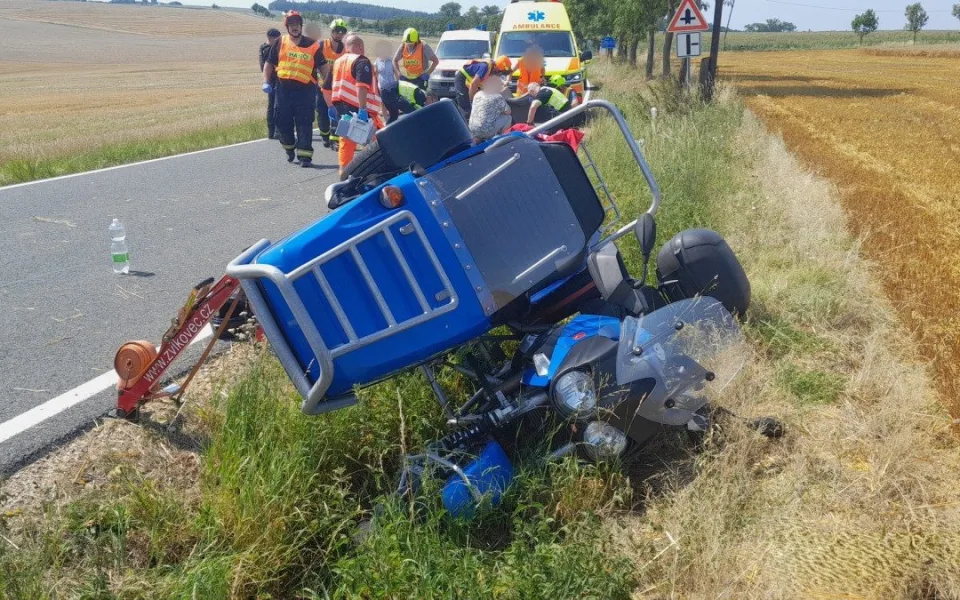 Těžce zraněný motorkář zůstal po nehodě zaklíněný pod převrácenou sidecarou