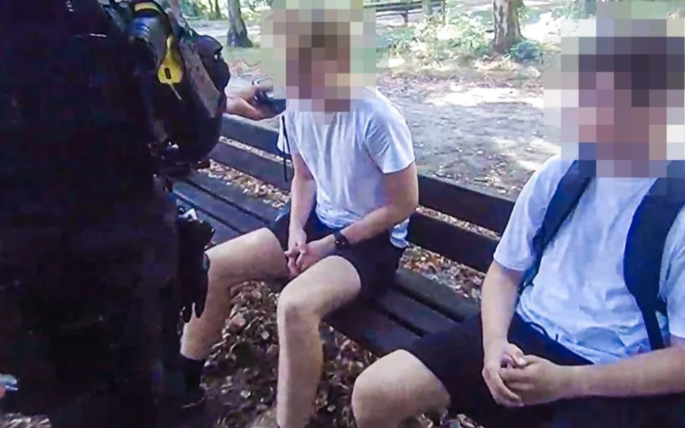 Teenageři to na hřišti přehnali s vínem, před strážníky drmolili výmluvy o jídle