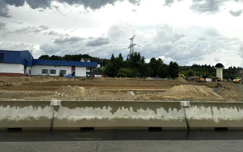 Stavba odpočívky na dálničním přechodu v Rozvadově
