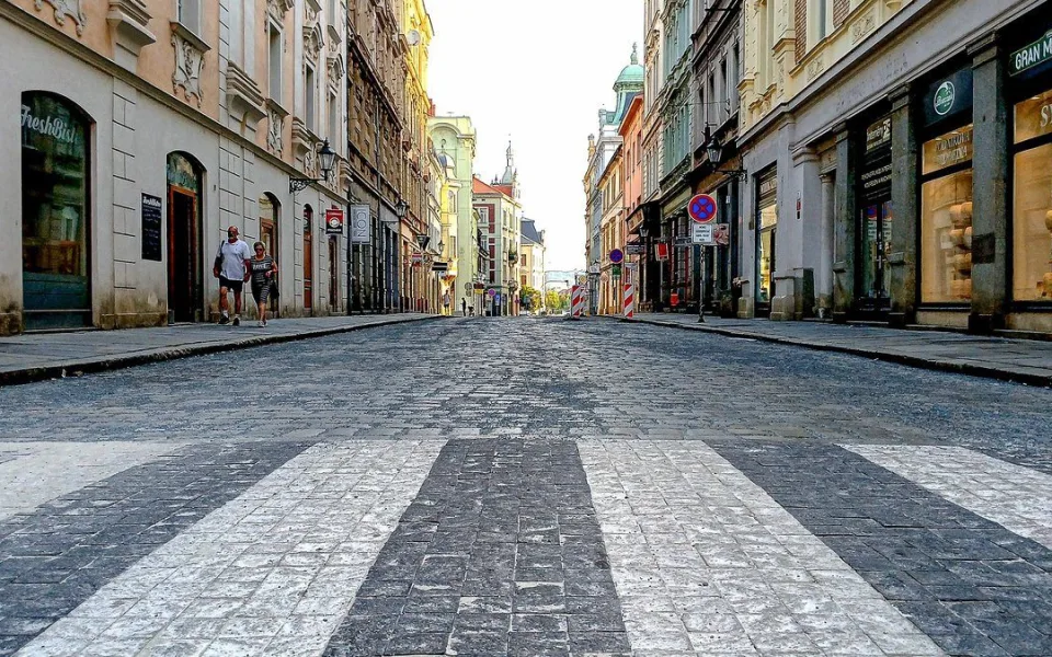 Velmi důležitá Rooseveltova ulice je opravená a v předstihu se tam vrací provoz
