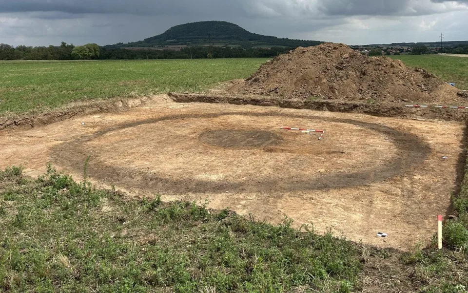 FOTO: Pravěká žena pod Řípem. Plzeňští archeologové odkryli hrob plný vzácností