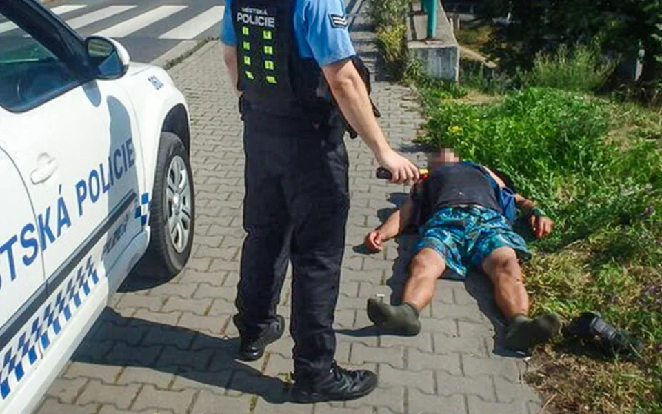 Opilý muž se vyvalil u rušné silnice, nadýchal skoro čtyři promile