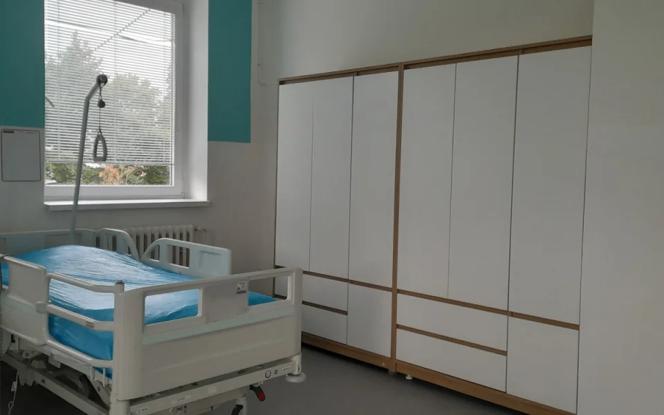 Rokycanská nemocnice zkrášlila oddělení. Pacienti mají nové skříně i podlahy