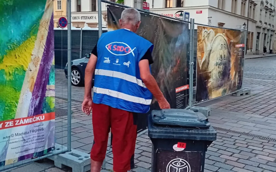 Desítky bezdomovců pomáhají s úklidem a třídění odpadu během festivalu Na ulici