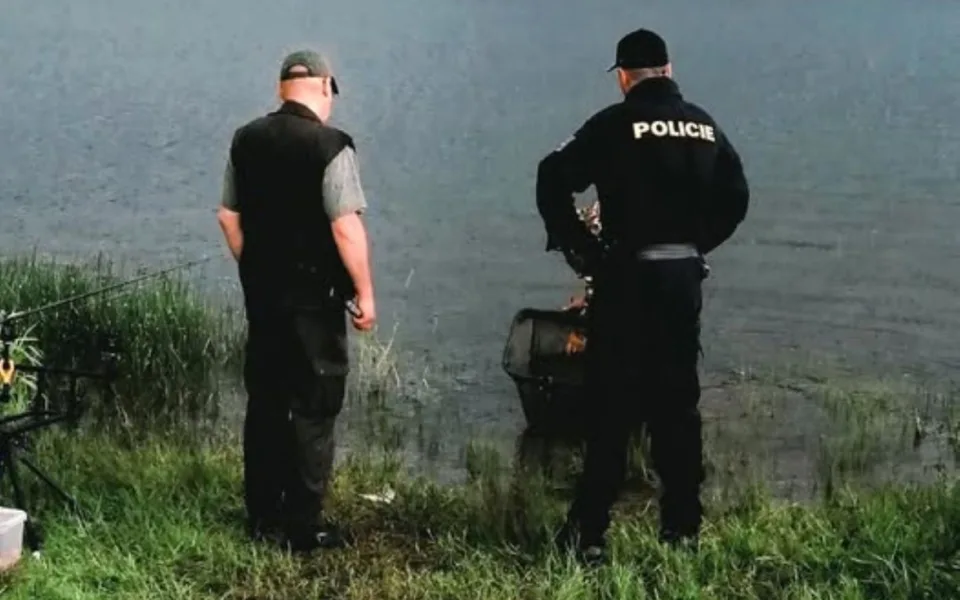 Další velká policejní kontrola rybářů na březích i na hladině přehrady Hracholusky
