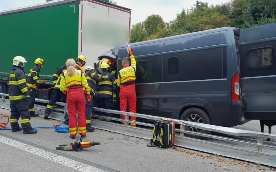Tragická nehoda kamionu a dodávky ochromila provoz na opravované dálnici D5
