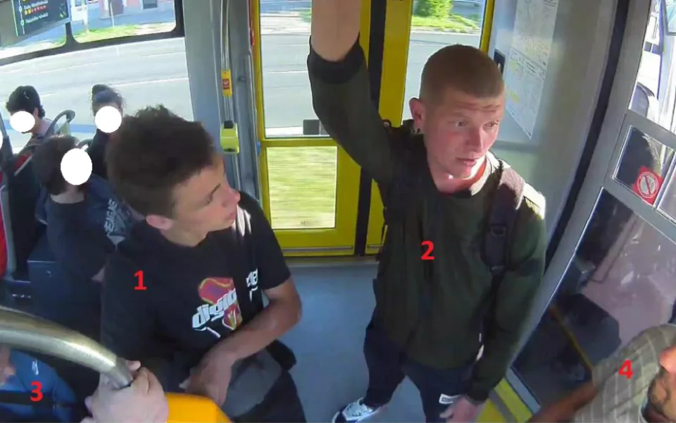 Žena přišla v tramvaji o drahý mobil, policie by chtěla mluvit s trojicí mužů