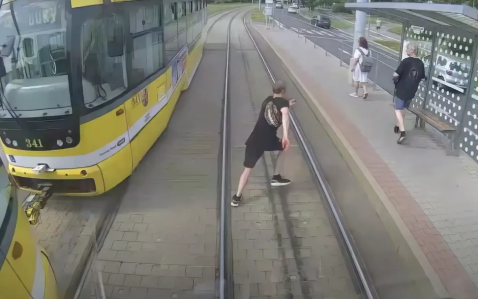 Dopravní podnik spustil osvětovou kampaň. Reaguje na časté střety chodců s tramvajemi.