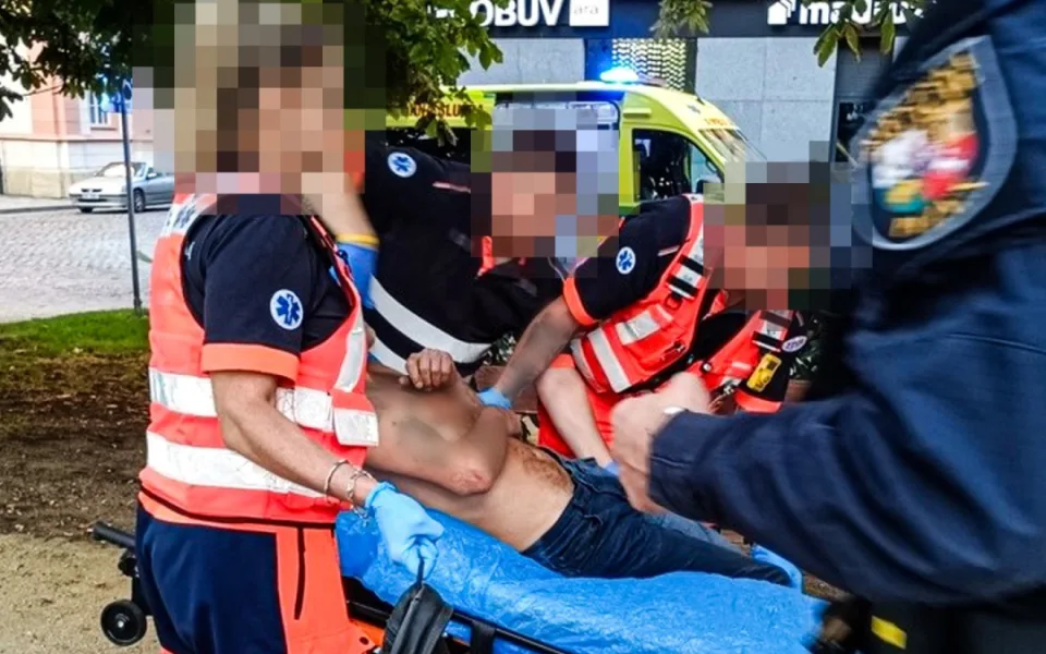 V centru města bezvládně ležel muž s rozbitou hlavou a oteklým okem