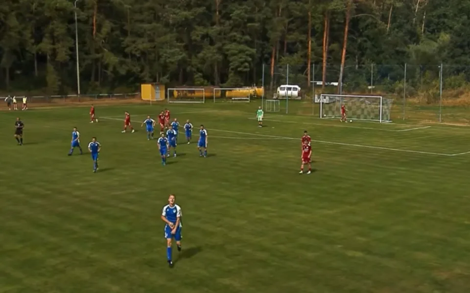 Při oslavě gólu zašátral v trenérkách a vyvolal poprask, hráči hrozí vysoká pokuta