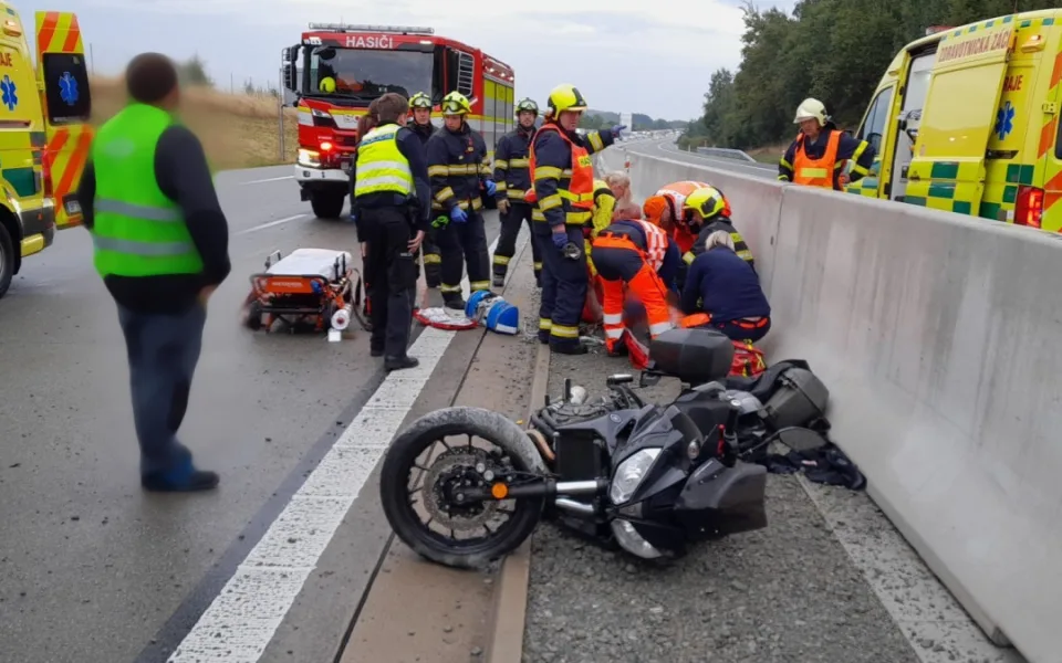 Motorkář se vážně zranil na dálnici D5, na místě zasahoval záchranářský vrtulník