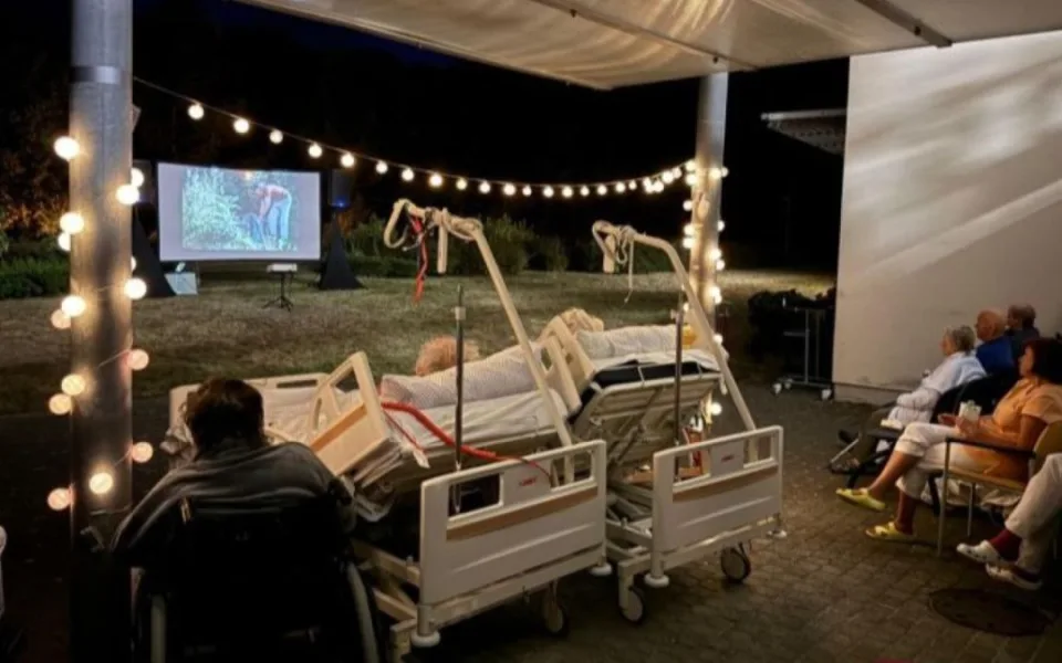 Nemocnice připravila pro své pacienty letní kino v parku. Mnozí film sledovali z postele