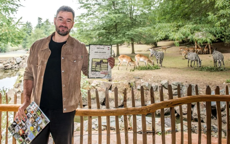 Populární zpěvák Marek Ztracený pokřtil mládě vzácné zebry bezhřívé