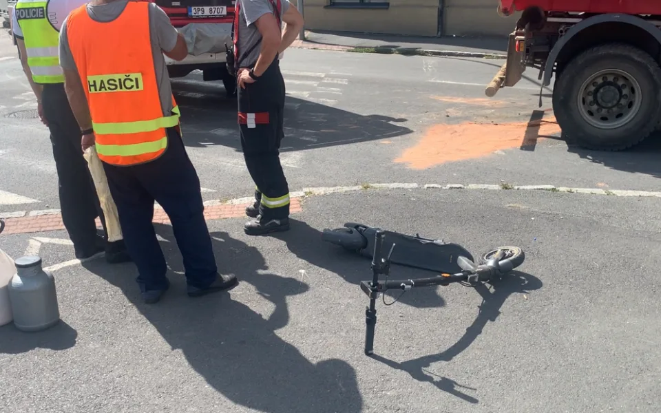 Tragický střet náklaďáku a ženy na koloběžce, zraněním na místě podlehla