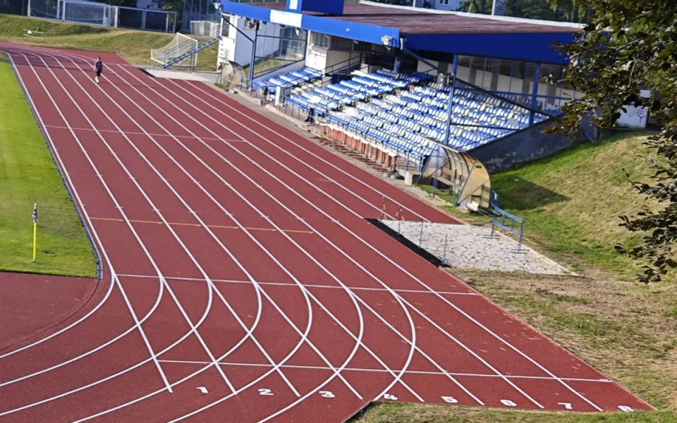 Jubilejní ročník Chodské 1500 otestuje novou atletickou dráhu v Domažlicích