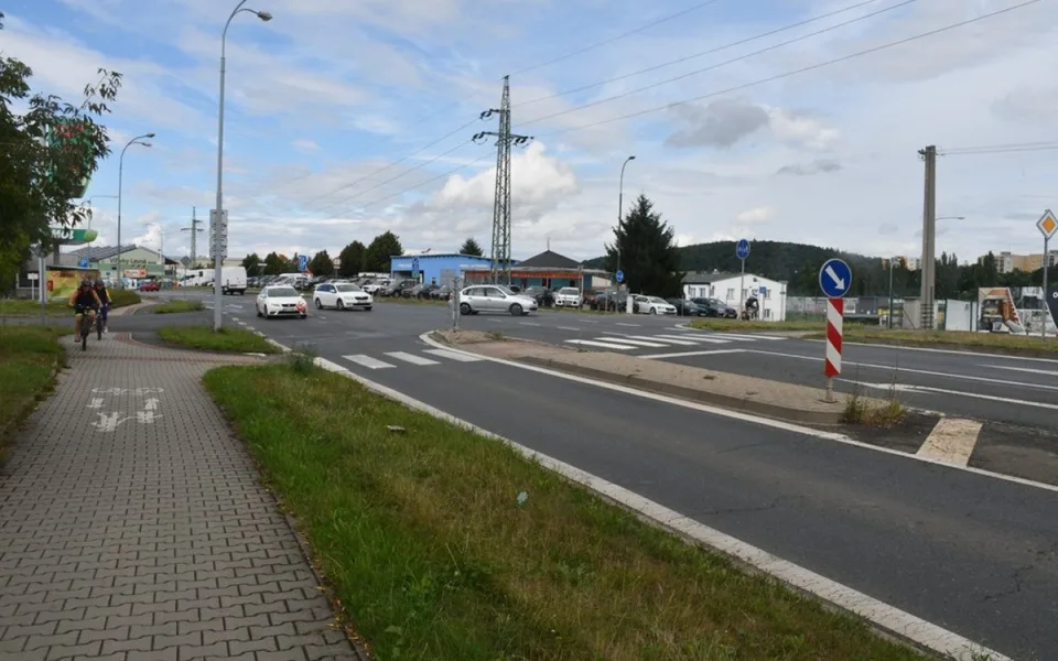 Větší bezpečí pro chodce i rychlejší průjezd MHD, křižovatka dostane nové semafory