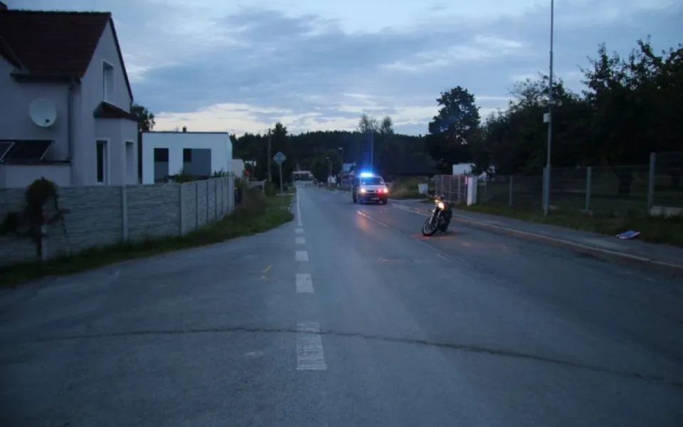 Jezdec na motocyklu Harley Davidson srazil chodkyni. Žena utrpěla těžké zranění